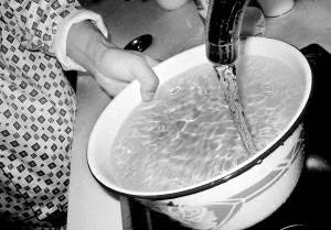 居民家自来水怎么会变粉?