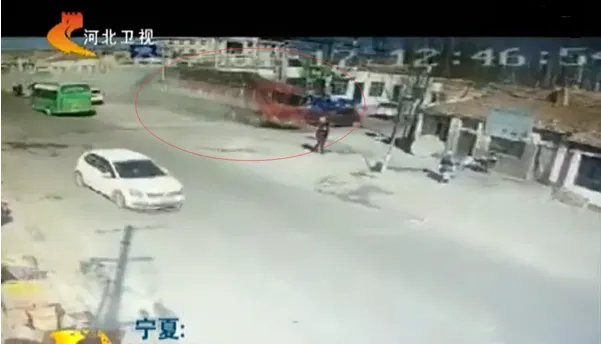 货车撞毁多间民房是怎么了?