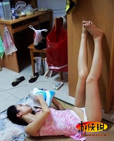 求网友打分!90后女大学生宿舍自曝丝袜美腿照