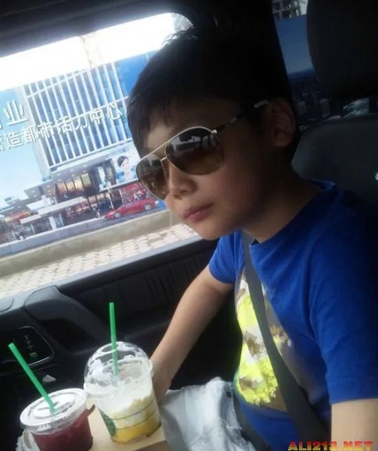 14岁富二代高调炫富 住豪宅、开豪车、秀美女