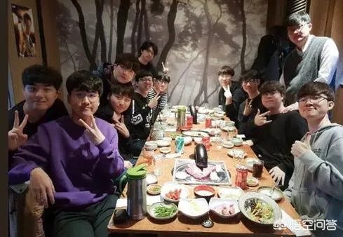 SKT散伙饭照片曝光，李哥再露迷之微笑，网友：SKT明年应该稳了！你怎么看？