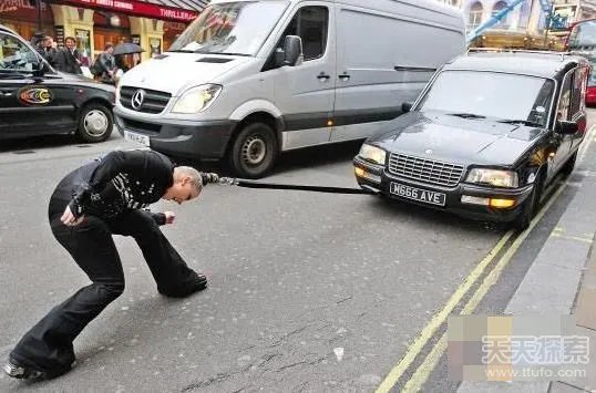 女汉子用头发拉4吨汽车 惊呆众人(图)