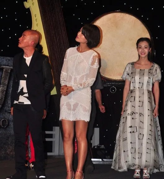 朱丹穿透视蕾丝装现身发布会 谈北大落泪却赞“真实”