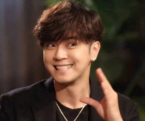 草妈狂魔是什么意思 罗志祥演唱会上舌吻妈妈