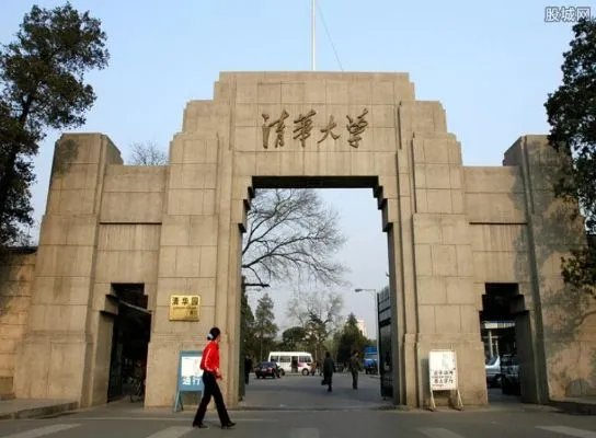 校园游黄牛揽客要价高 游客付百元即可进校园