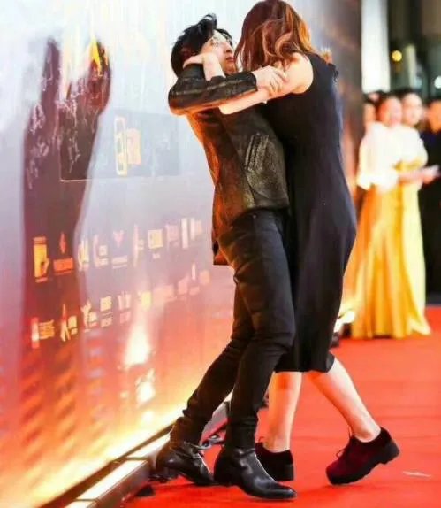 薛之谦被女主播突袭强吻:画面中女主播太疯狂了