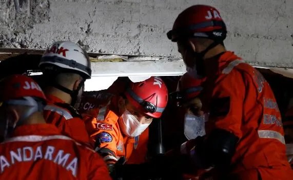 爱琴海地震母亲摇晃中紧护孩子是怎么回事 网友：世间最伟大的爱莫过于母爱