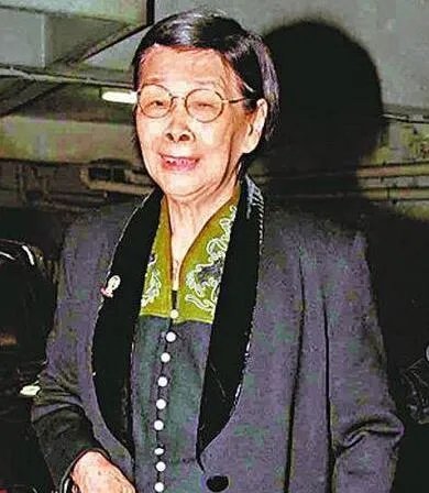 梅艳芳母亲抱怨这么多年是为什么