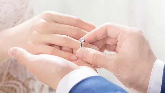 戒指戴中指是什么意思 戒指戴中指代表什么