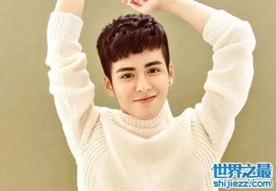 曾舜晞迪丽热巴长得相似,两人迷之神似仿佛姐弟俩