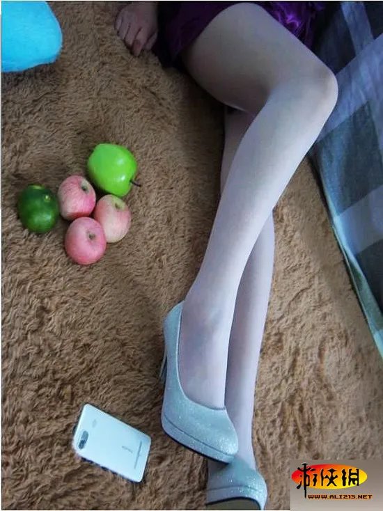 求网友打分!90后女大学生宿舍自曝丝袜美腿照