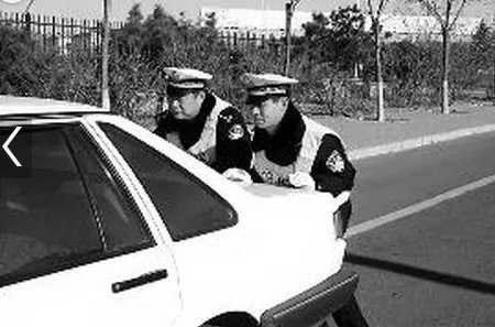 老交警被撞殉职 临走前连饭都没吃群众自发送行