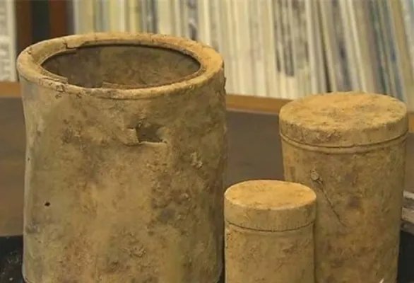 夫妇捡了一破铁罐 里面东西值3.7亿（满满金币一千多块）