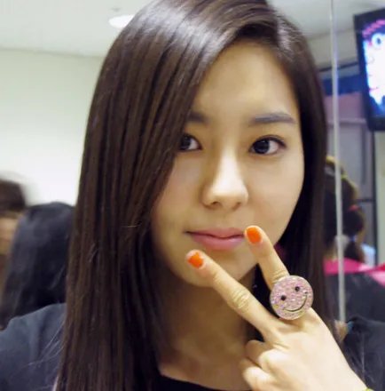 网曝金宥真整容照 本人大方承认爽朗率真