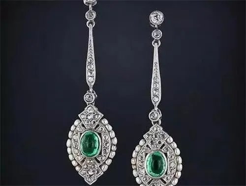 礼服搭配技巧有哪些  礼服怎么穿更好看