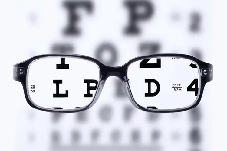 远视看东西的样子图片