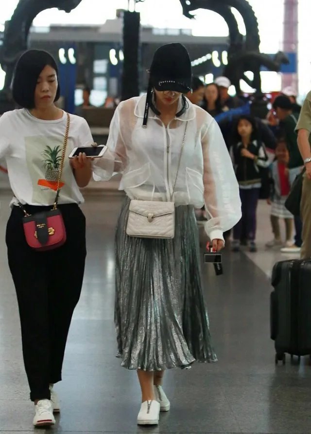 唐艺昕怀孕了肚子超大 唐艺昕坐轮椅现身