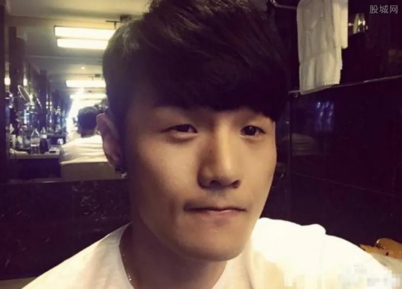 李荣浩首认恋情 其实李荣浩恋情早就有端倪