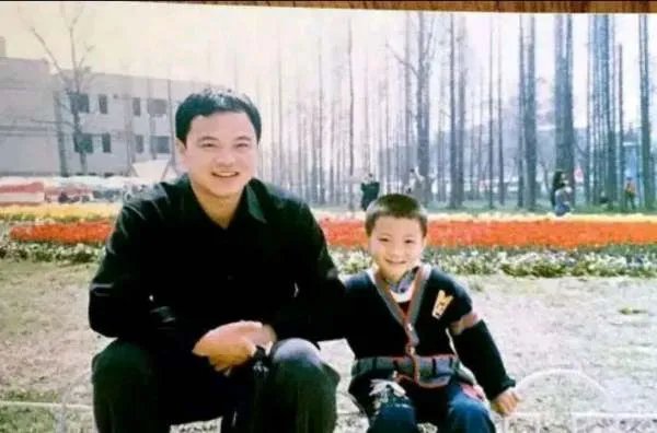 黄子韬八月曾为父祈福，其父患病是否早有征兆