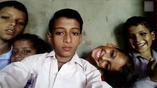 女孩头部无法竖立 被称为罪恶象征,村民害怕的瑟瑟发抖