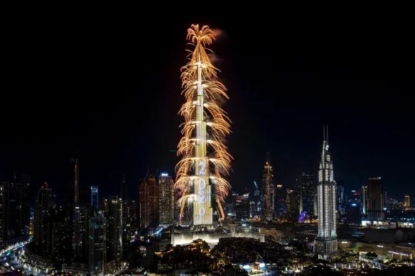 迪拜世界最高塔用中文送新年祝福 烟火秀视效惊艳!