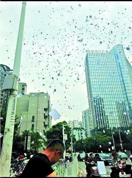 男子闹市撒宣传单被罚是怎么回事?