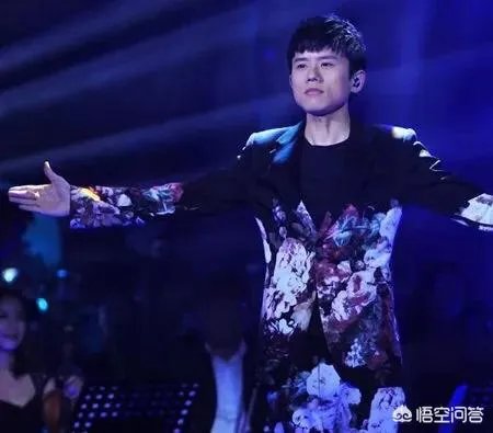 《我是歌手》张杰戴黑色鸭舌帽什么歌?