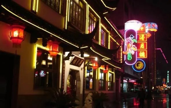 上联：落日阁中琴瑟瑟，阁下洛阳客，下联怎么对？