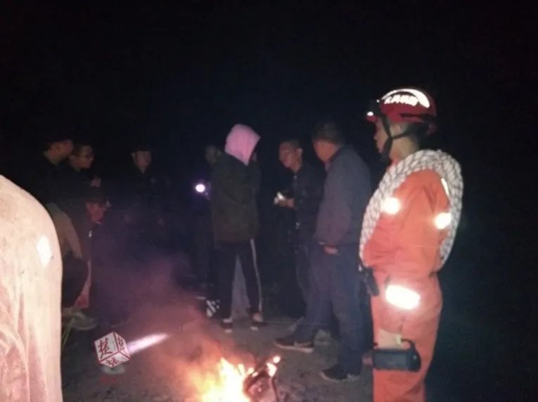 警民放烟花寻人后找着了吗?