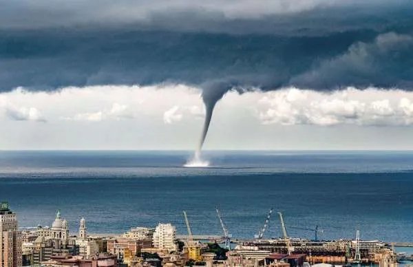 大连海域现龙吸水景象，什么是所谓的“龙吸水”