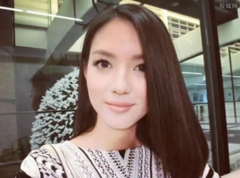 张梓琳产后现身 被问腿长是什么样的感受