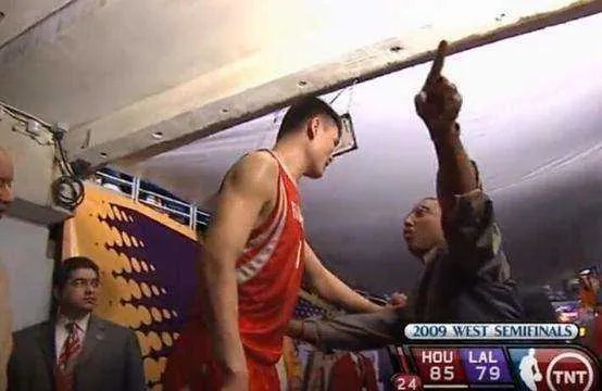 米切尔受伤严重不?