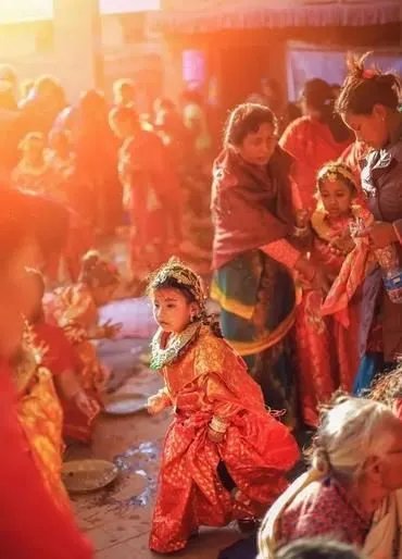 国人惊呆!这个国家的女孩一生竟要结3次婚