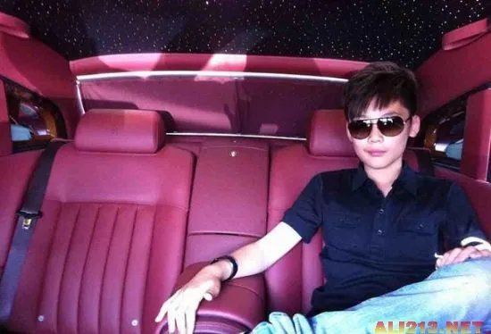 14岁富二代高调炫富 住豪宅、开豪车、秀美女