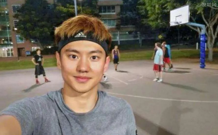 宁泽涛激凸照片 颜值高身材好迷倒众人 (组图)