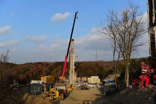 山东金矿井下已发现12名矿工，每日输送营养液能否提供足够能量？