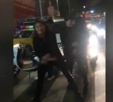 两男子在车祸现场疯狂尬舞,网络直播为何风靡社会?