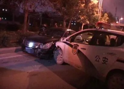 为躲检查撞警车 老司机犯大忌被刑拘