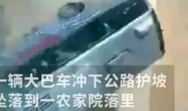 甘肃载30人大巴坠入农家院，具体情况到底怎么回事？
