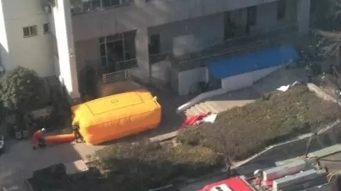 女子欲跳楼被踹回是怎么回事？