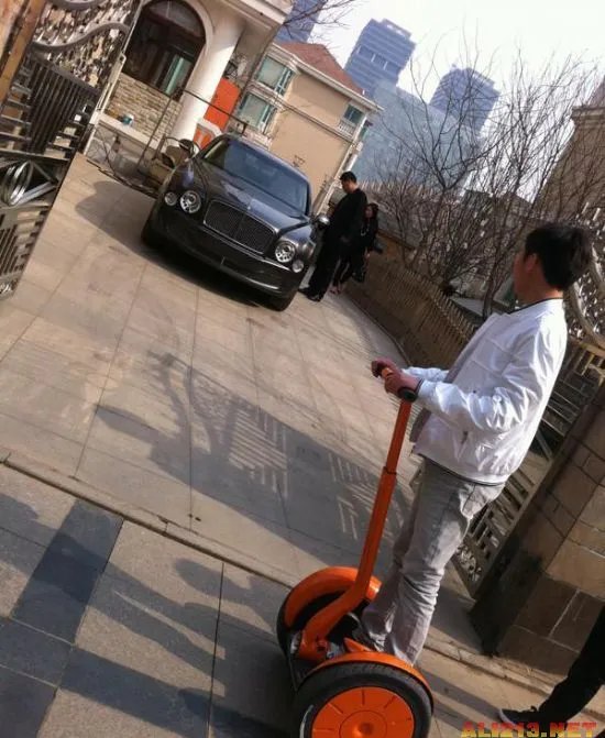 14岁富二代高调炫富 住豪宅、开豪车、秀美女