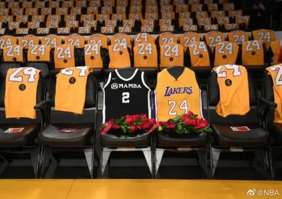 湖人主场致敬科比唱响《See you again》 詹姆斯致辞落泪