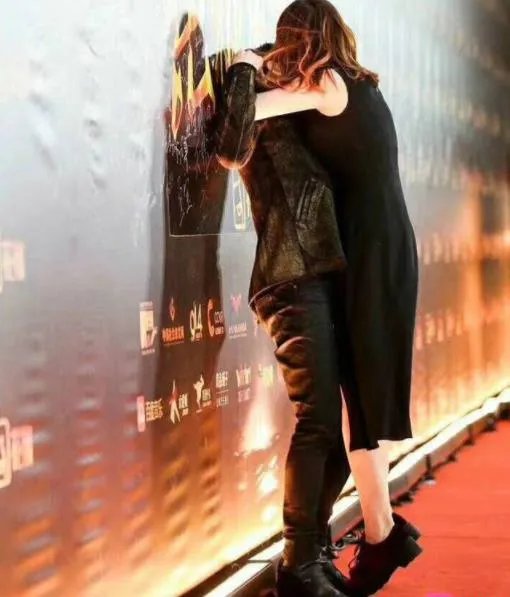 薛之谦被女主播突袭强吻:画面中女主播太疯狂了