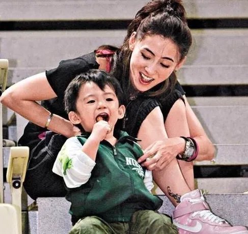 张柏芝累到吃饭睡着是怎么回事？