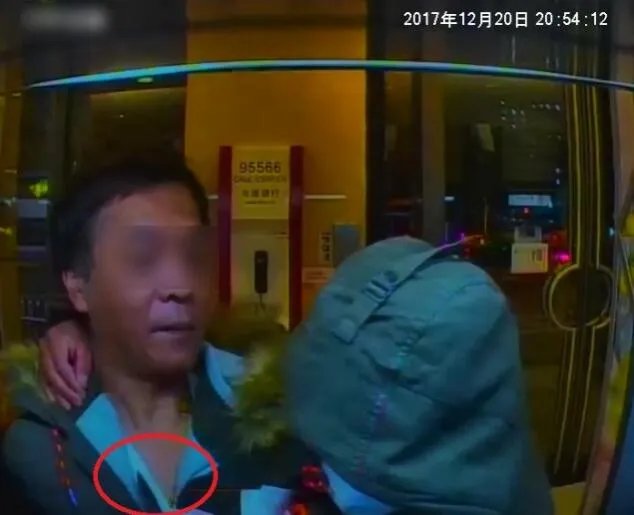 健身教练持刀抢劫逃跑中做了什么事?