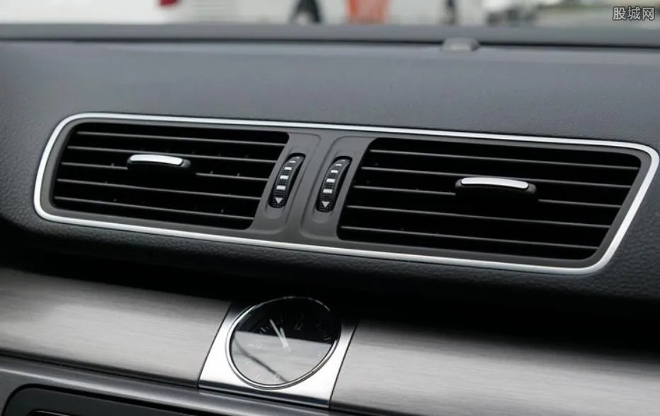 美女深夜扮鬼逃天价停车费 收费员被吓得屎滚尿流