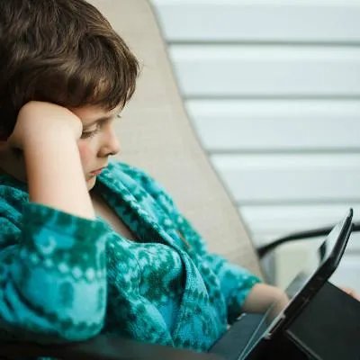 新生儿头上青色是什么原因