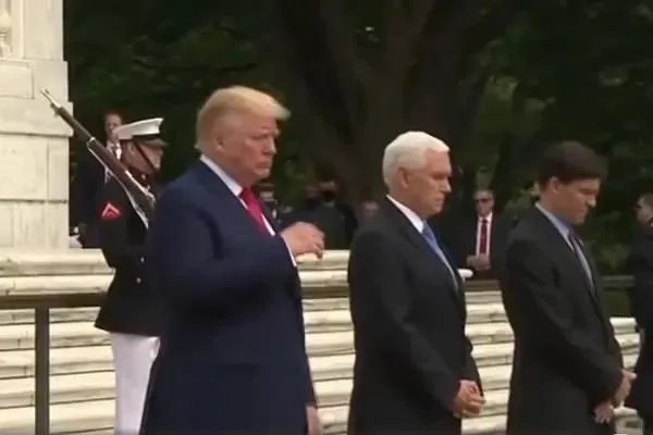 特朗普摇摇晃晃站不稳，是生病了吗？