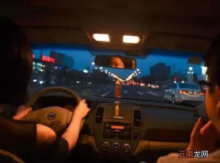 上班路上偶遇美女同事 上班初遇美女同事