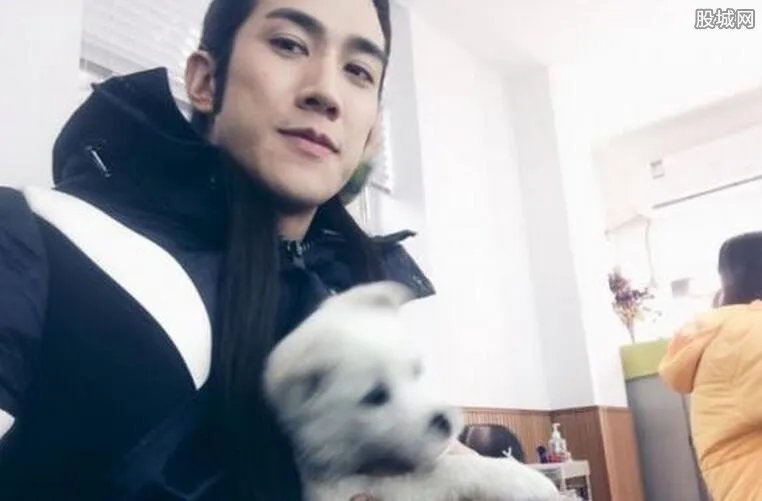 李治廷剧组小狗被撞死 愤愤不平发博望司机道歉